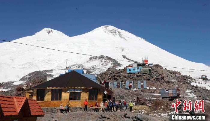 漫步在厄尔布鲁士山区