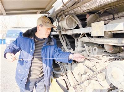 新春佳节他们执着坚守，度过了退休前的最后一个“岗位年” 交通值守人 站好末班岗