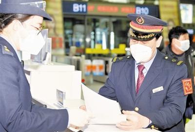 新春佳节他们执着坚守，度过了退休前的最后一个“岗位年” 交通值守人 站好末班岗