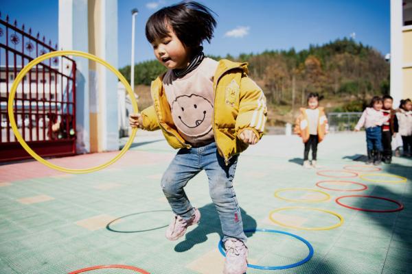 新华社评论员：千年大跨越 日月换新天——写在全国脱贫攻坚总结表彰大会召开之际