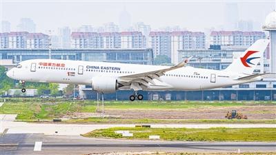 首架A350飞抵空客天津厂区 将总装交付 标志空客天津同时具备A330、A350宽体客机总装和交付能力