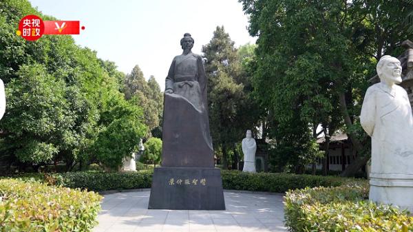习近平河南行丨功在为民 万世医宗——首站走进医圣祠