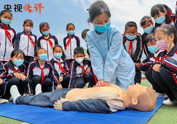 【央视快评】向平凡而伟大的“白衣天使”致敬
