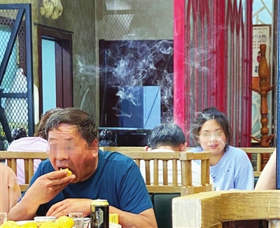 第三十四个世界无烟日 部分餐馆仍“吹烟”袅袅