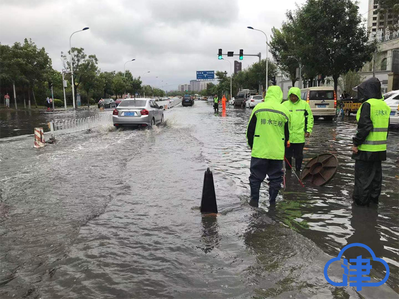 截至12日8时 强降雨造成8处短时积水 排水部门正加紧排水
