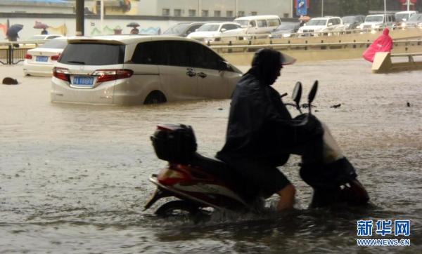 郑州遭遇历史极值暴雨 交通中断市内部分地区停水停电