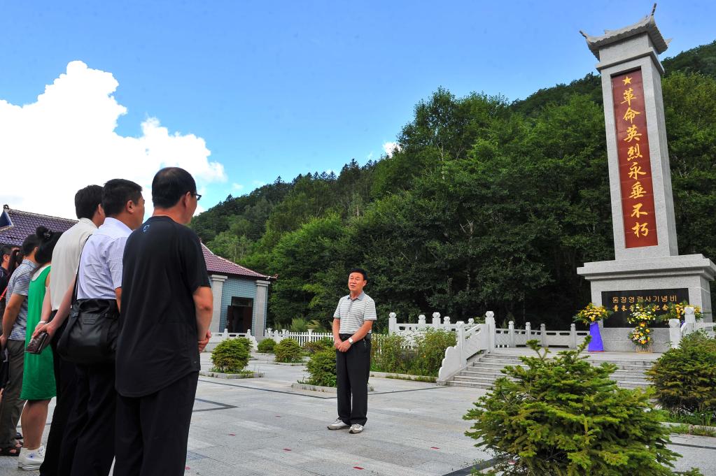 奋斗百年路　启航新征程·全国“两优一先”风采录丨一位七旬老人，109座英雄纪念碑