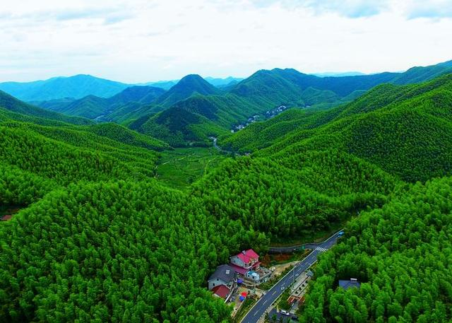 百年瞬间丨习近平首次提出“绿水青山就是金山银山”