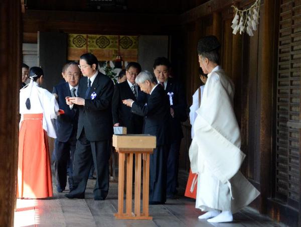 政客忙于“拜鬼”民众史观扭曲 日本正在远离真实历史