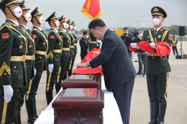全程破防！不到2小时的航程，他们走了71年