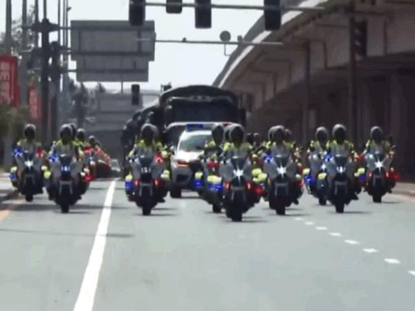 全程破防！不到2小时的航程，他们走了71年