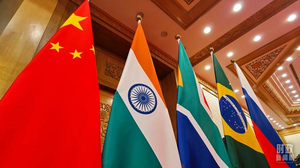 时政新闻眼丨金砖国家领导人再次“云会晤”，中国倡议蕴含多重考量