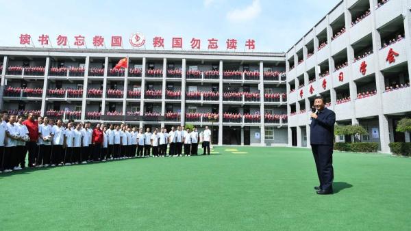 习近平勉励中学生：全面发展，成为国之栋梁