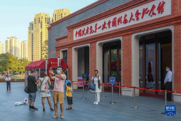 新华全媒+丨国庆假期红色旅游热