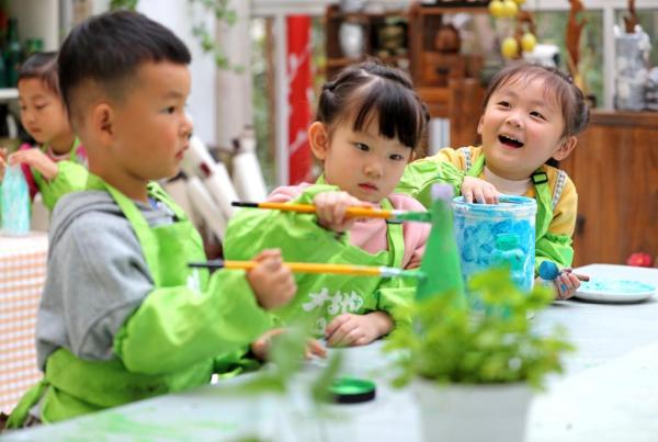 20多个省份密集推出激励措施 鼓励生娃还需从哪些方面发力？
