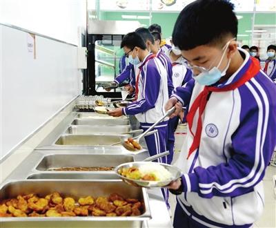 北辰区实验中学推行午餐自助制节粮效果显著：校园自助 吃出文明新“食”尚