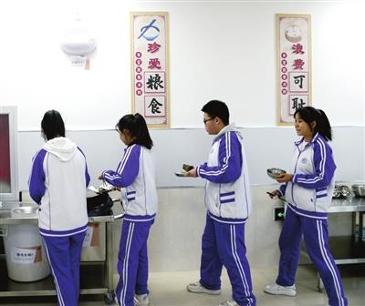 北辰区实验中学推行午餐自助制节粮效果显著：校园自助 吃出文明新“食”尚