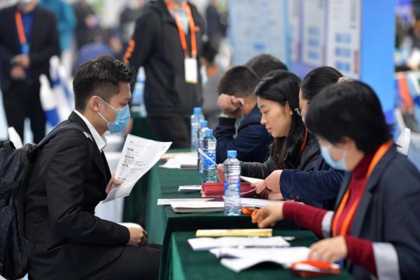 迈出新步伐 取得新成效·财经聚焦丨2022年就业如何“稳”？