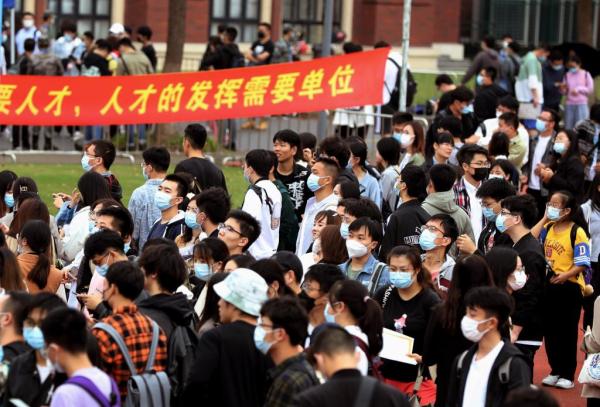 迈出新步伐 取得新成效·财经聚焦丨2022年就业如何“稳”？