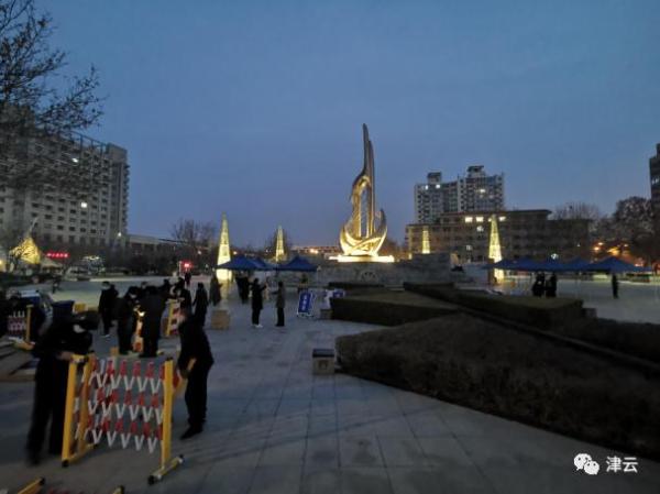 【直击大筛首日】不到凌晨5点，有孩子骑着玩具自行车排队检测