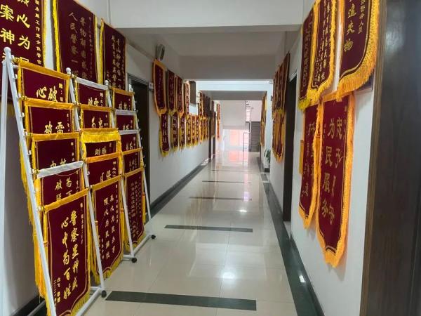 230面锦旗！“福尔摩斯·老胡”，牛！