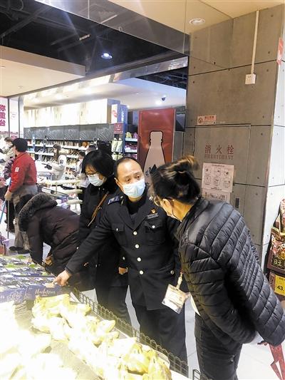 市场监管人员对超市、餐馆进口冷链食品的溯源展开监督检查 守好“洋年货”的安全关