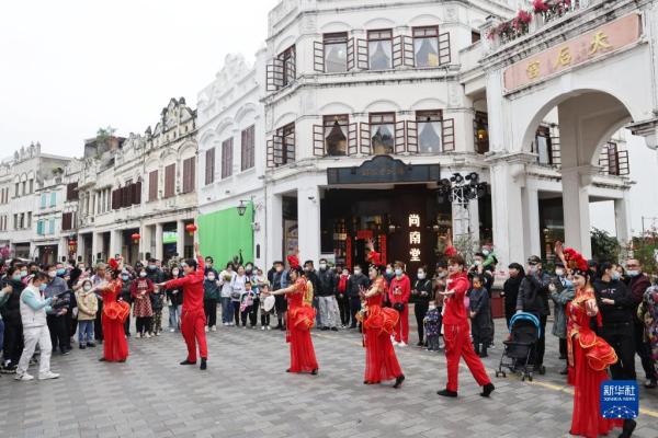 新华述评：虎啸山河动 神州满目春——从春节看文化自信