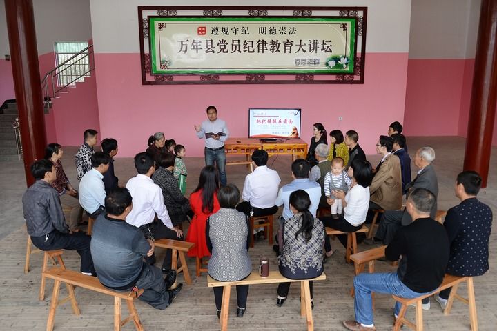 “十个明确”系列谈丨“党政军民学，东西南北中，党是领导一切的”