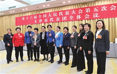 天津代表团女代表在会场合影纪念“三八”国际妇女节