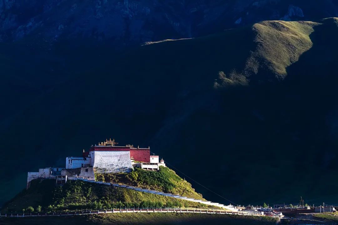 整寺地依山而建