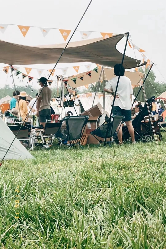 ▲宅妹日营初体验，大家在公园搭起天幕或帐篷，享受自然、咖啡和音乐