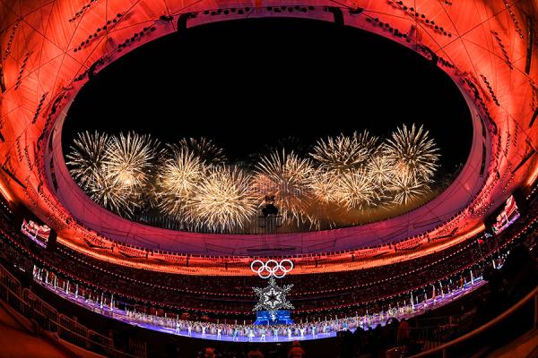 习近平为新时代文艺培根铸魂