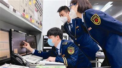 地铁车站临时关闭 地铁“蓝精灵”坚定值守岗位