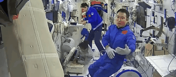 融媒体发布丨梦幻联动！冠军送英雄 盼凯旋！