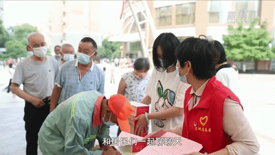 我与总书记“同框”｜用心用情为群众服务
