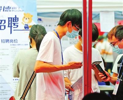 助毕业生就业 他们齐心协力