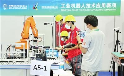 首届世界职业院校技能大赛|同台竞技 激战正酣 年轻工匠从赛场中走出