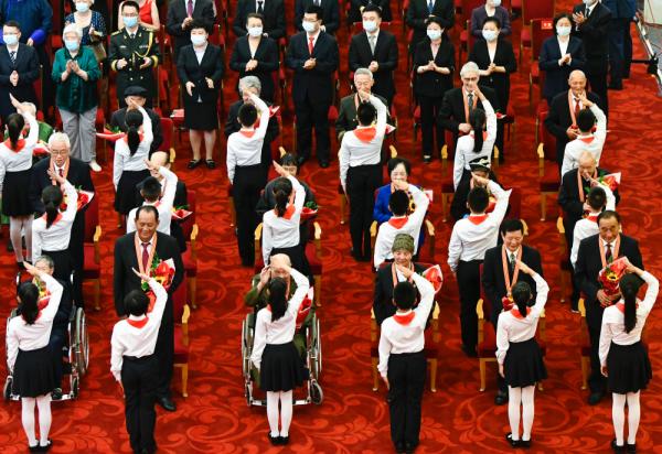 “伟大时代呼唤伟大精神，崇高事业需要榜样引领”——以习近平同志为核心的党中央关心功勋荣誉表彰工作纪实