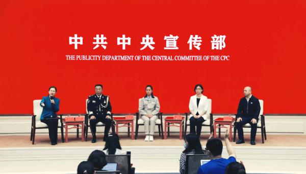 “伟大时代呼唤伟大精神，崇高事业需要榜样引领”——以习近平同志为核心的党中央关心功勋荣誉表彰工作纪实