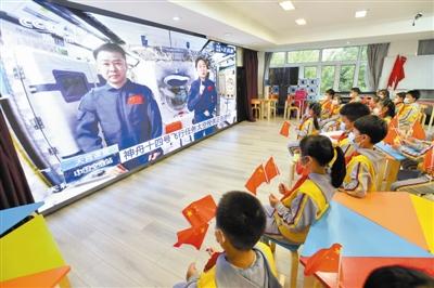 “天宫课堂”再开讲 有趣太空实验激发学习兴趣 天津中小学生聆听“太空授课”