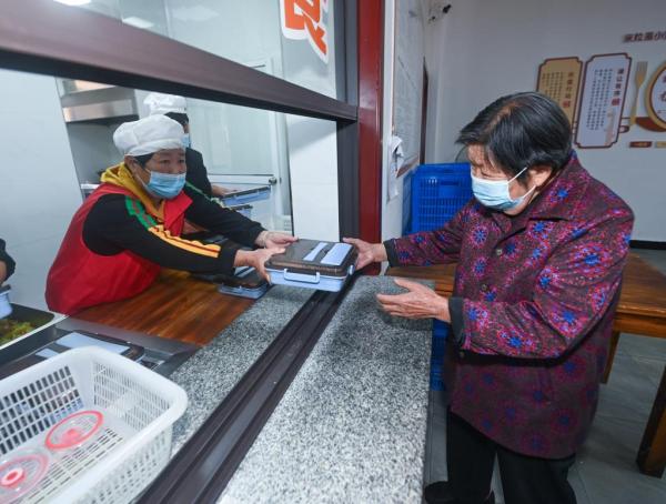 新华全媒+｜全力守护2.67亿多老年人健康养老——2021年度国家老龄事业发展公报透视