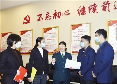 刘婷代表走进企业与青年党员分享动情瞬间──“用勤劳去创造美好生活”