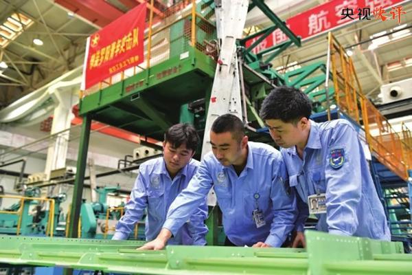 央视快评丨争做有理想 敢担当 能吃苦 肯奋斗的新时代好青年