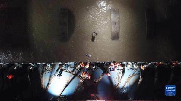 长江口二号古船成功打捞出水 将“安家”黄浦江畔