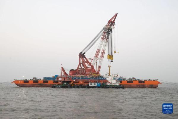 长江口二号古船成功打捞出水 将“安家”黄浦江畔