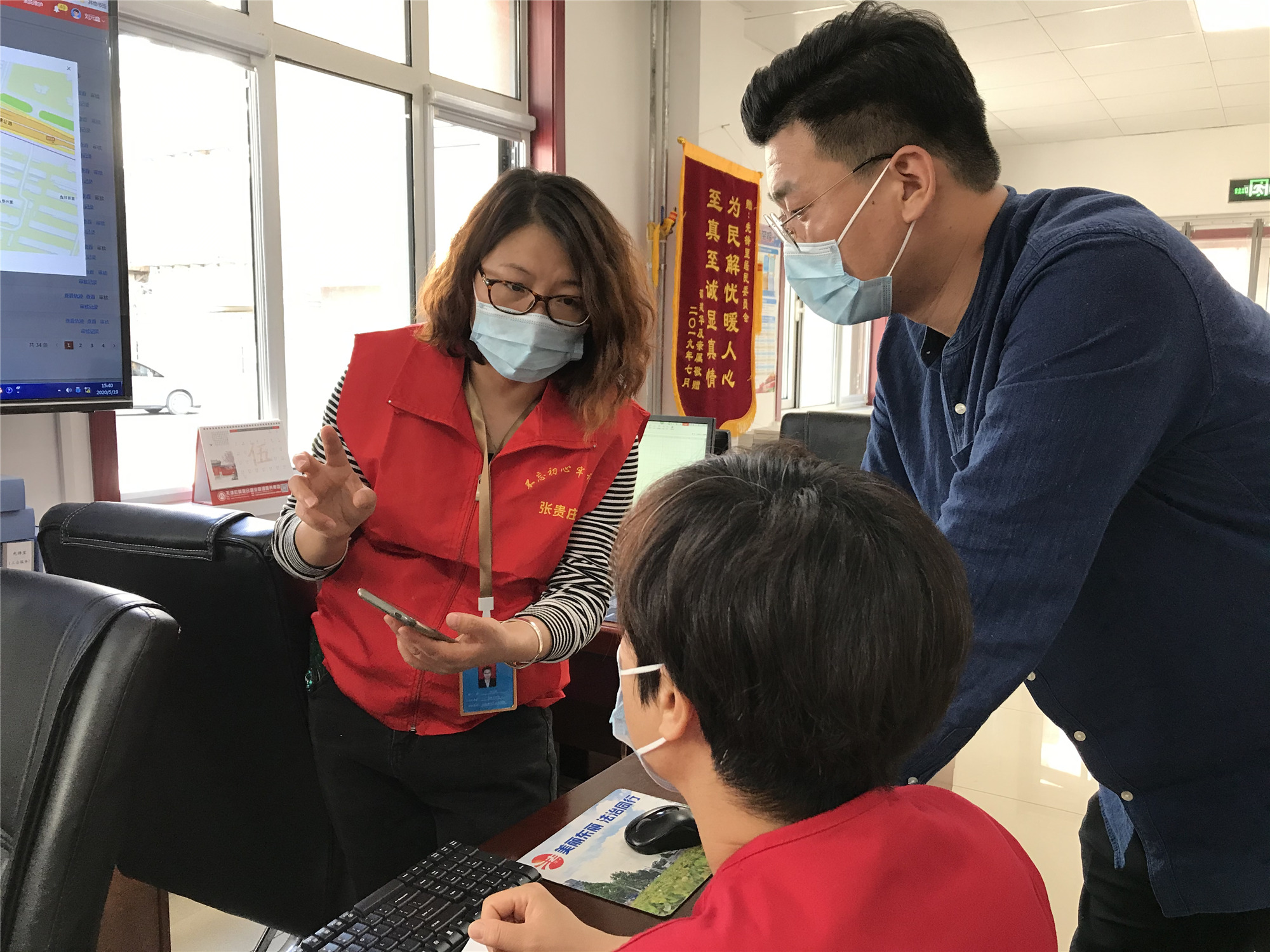 坚守社区防疫一线的网格员