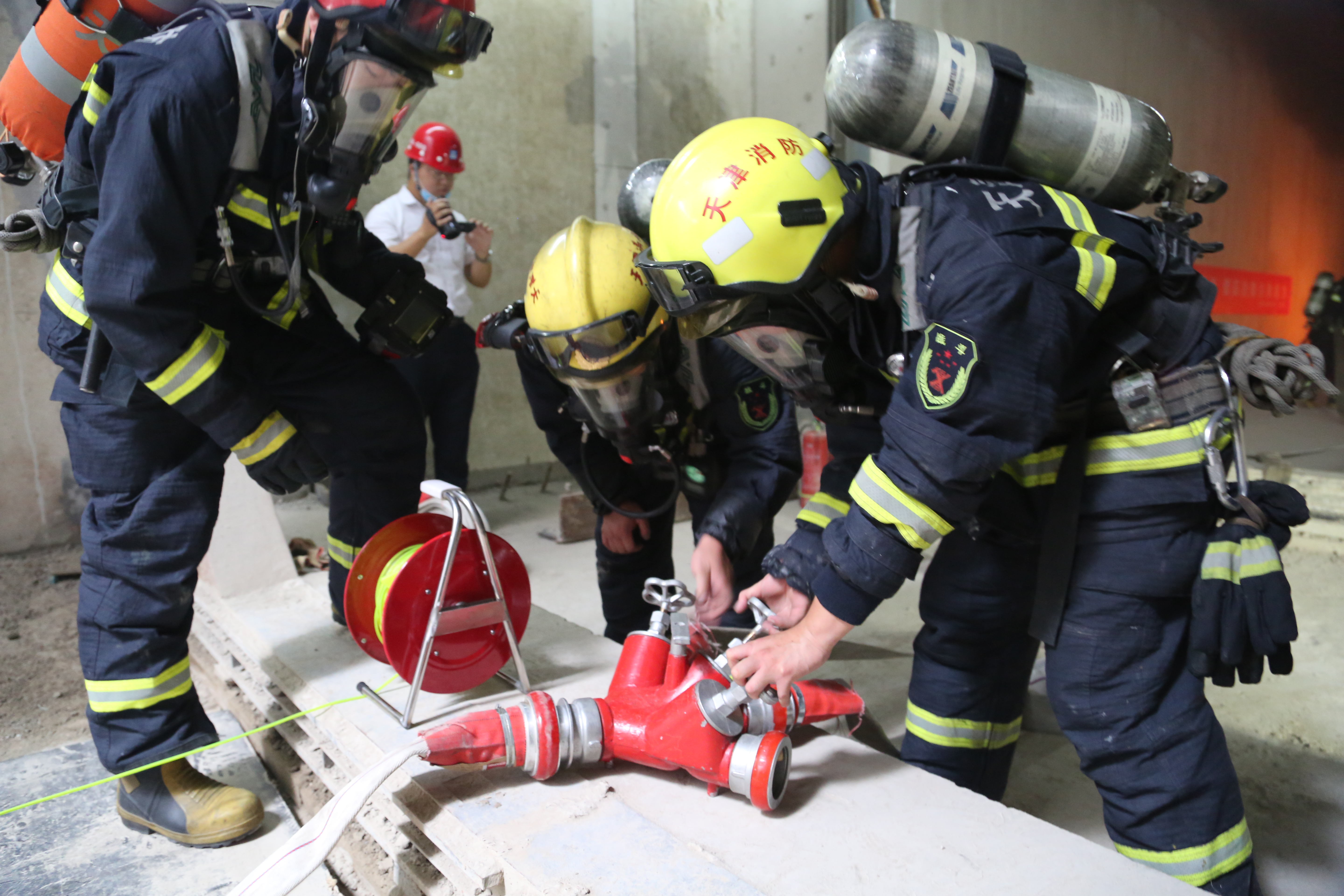 东丽消防救援支队开展地下空间火灾救援演练
