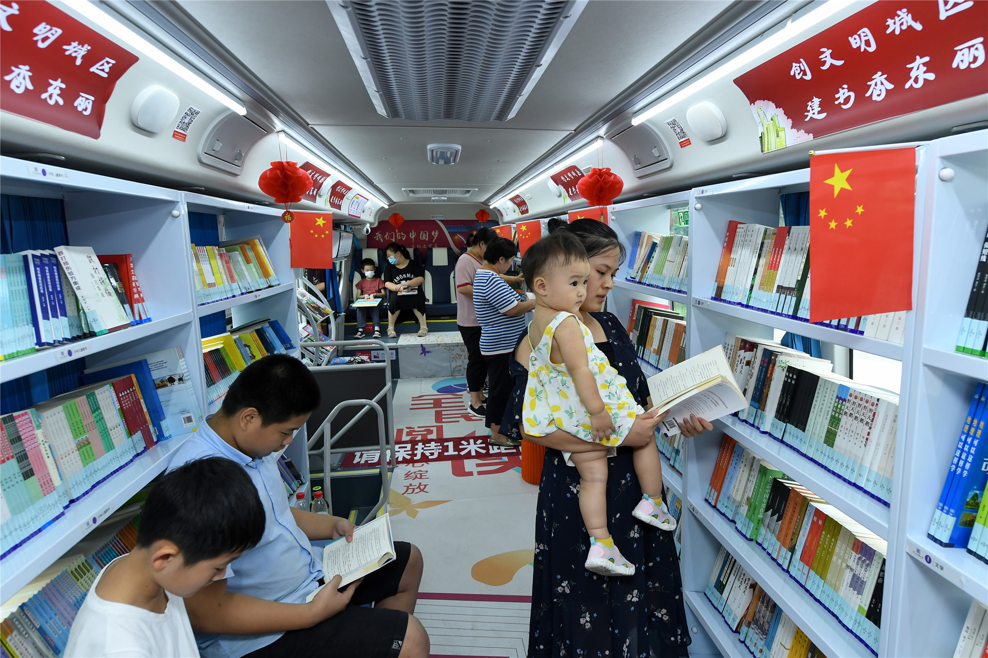 流动图书车进社区书香飘逸零距离