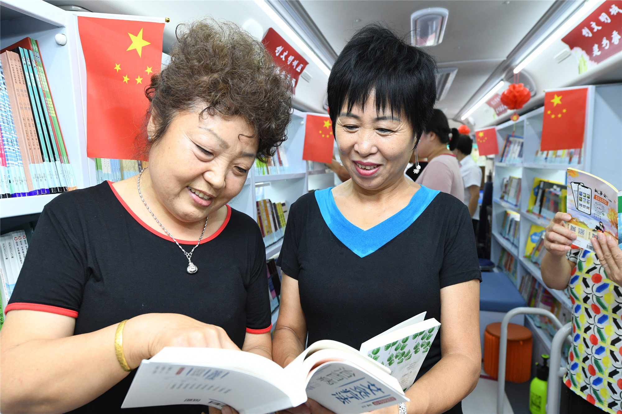 流动图书车进社区书香飘逸零距离