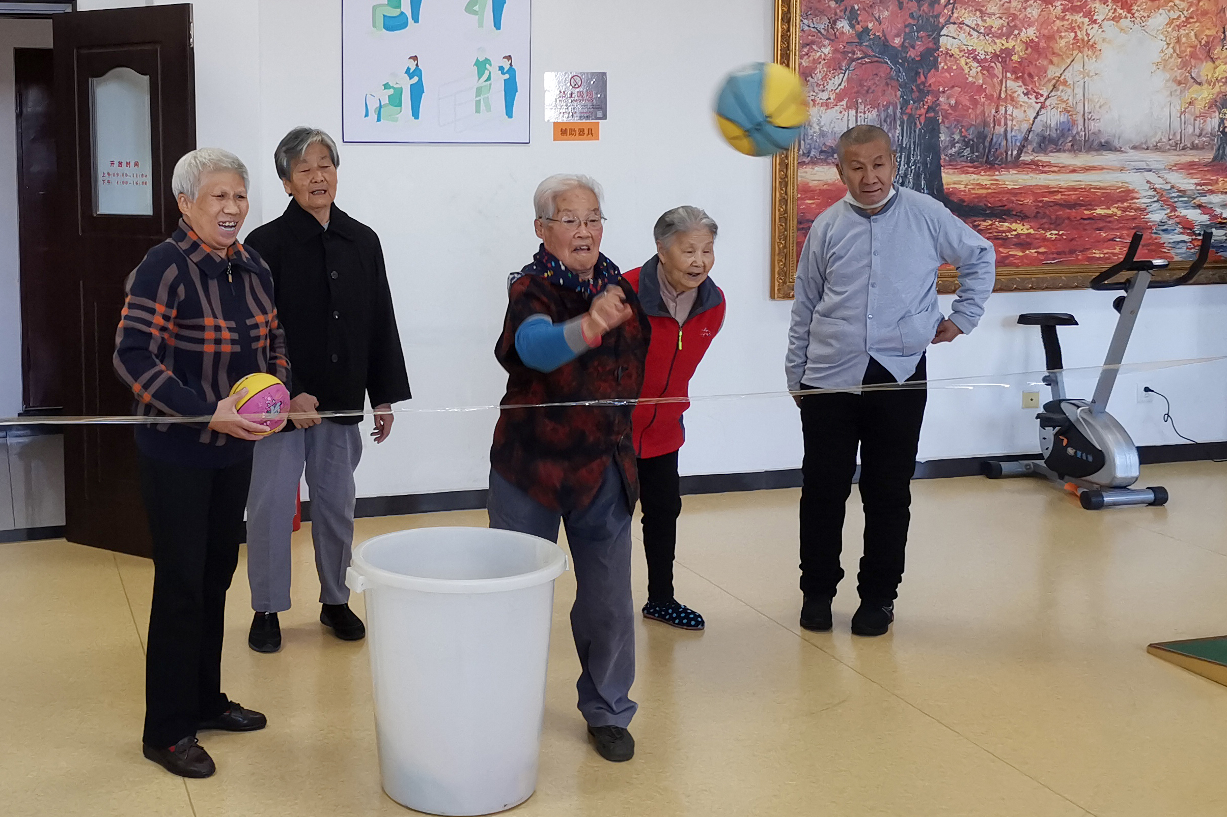 东丽养老中心举办老年人趣味运动会